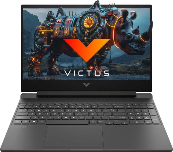 Notebook HP Victus 15 abierta de frente con teclado retroiluminado y pantalla mostrando un rinoceronte robótico y el logo…