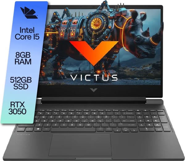 Placa de especificaciones sobre la foto de frente: Intel Core i5, 8GB RAM, 512GB SSD, RTX 3050