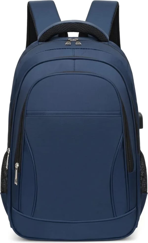 La mochila de frente, azul marino: dos bolsillos frontales con cierre, bolsillos de red a los costados y el puerto USB externo sobre el lateral derecho