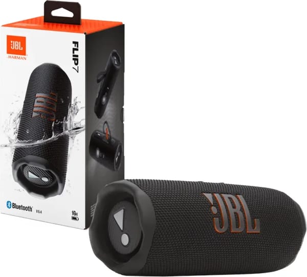 El parlante acostado junto a su caja, que dice «JBL by Harman», «FLIP 7», «Bluetooth V5.4» y «16H»