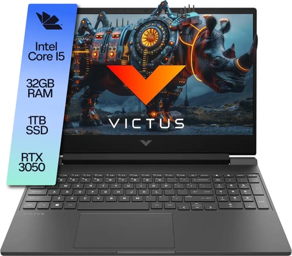 Notebook HP Victus 15 abierta de frente, pantalla con rinoceronte robótico y logo Victus, specs: Core i5, 32GB RAM, 1TB…